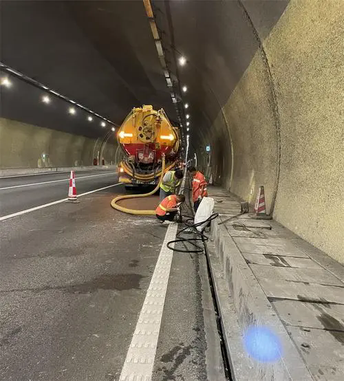 新乡隧道排水渠清淤